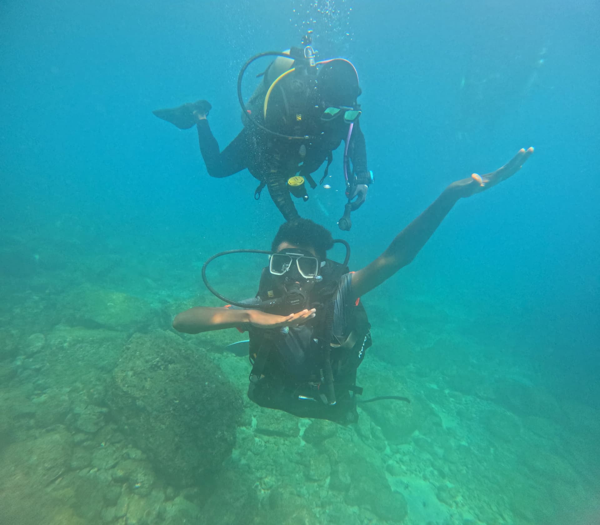 Free HD underwater photography capturing scuba divers in action at Netrani Island